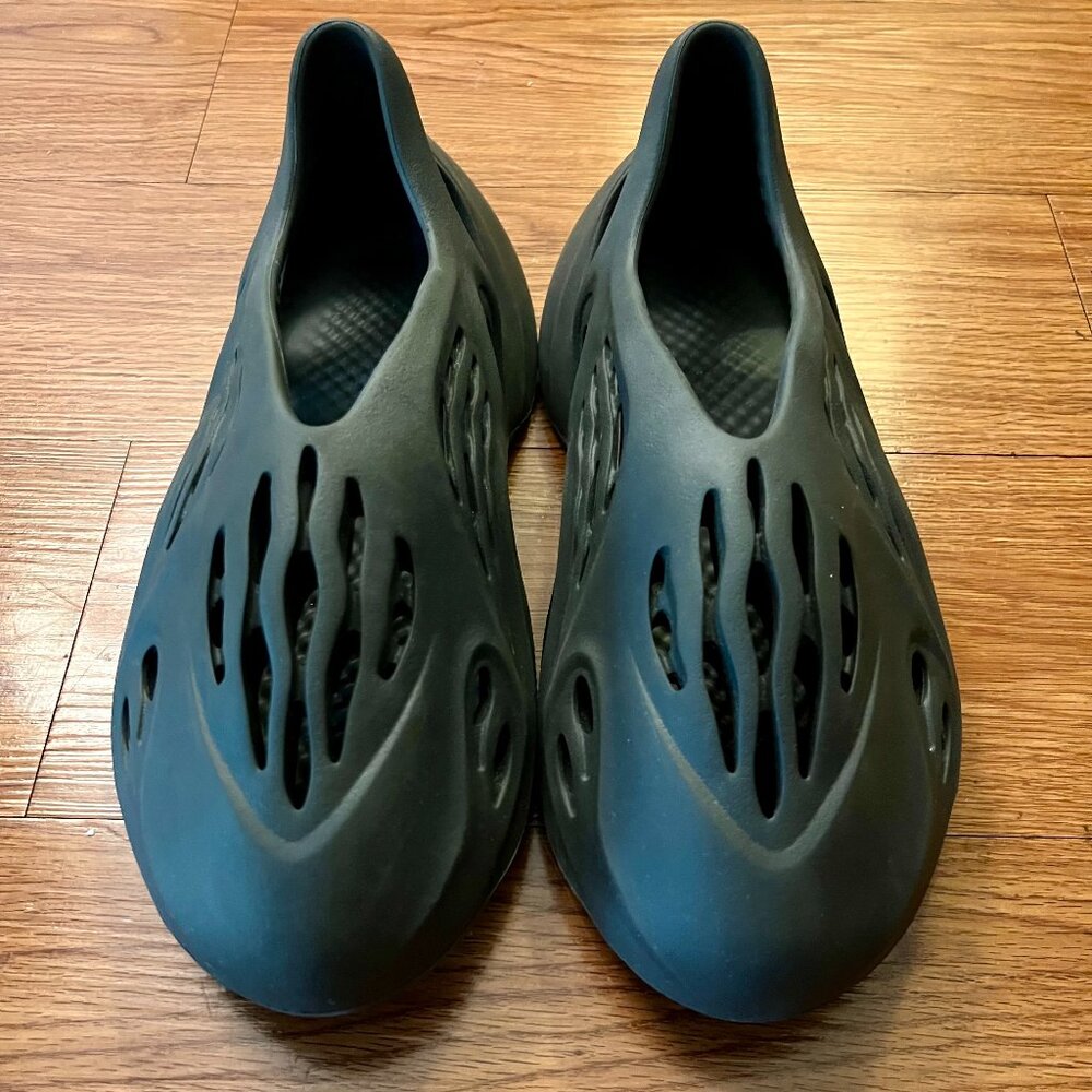 Yeezy Foam Runner Onyx – Men’s Size US 11– Excellent Condition – Black Slip-On